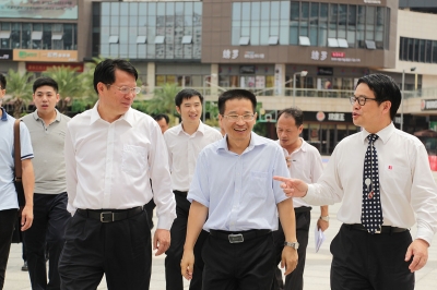 中共河源市委常委、市政府黨組副書記龔國平到河源市商業(yè)中心調(diào)研