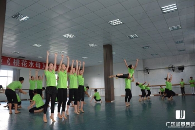 河源市委常委、宣傳部部長吳善平視察堅基迎“三節”暨《桃花水母》開演準備工作