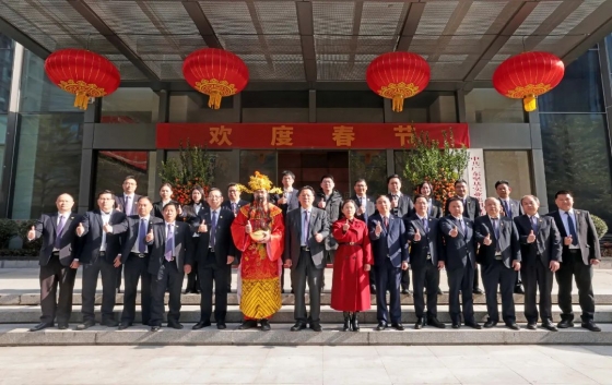 新春伊始，萬(wàn)象更新。2025年2月5日（農(nóng)歷乙巳蛇年正月初八），廣東堅(jiān)基集團(tuán)順利舉行2025年新春開(kāi)工儀式。“開(kāi)工大吉”“開(kāi)門(mén)紅”的裝飾洋溢著濃濃的新春喜慶氛圍。啟新程，聚合力活動(dòng)伊始，集團(tuán)董事長(zhǎng)梁林青、副董事長(zhǎng)張陸婷為集團(tuán)各職能部門(mén)負(fù)責(zé)人及子公司經(jīng)營(yíng)班子派發(fā)開(kāi)工利是，并致以新春的問(wèn)候和祝?！，F(xiàn)場(chǎng)氣氛喜樂(lè)融融，大家共同祝愿堅(jiān)基集團(tuán)在新的一年里巳巳如意，生生不息。隨后，集團(tuán)總裁劉海峰、副總裁沙浩凌及